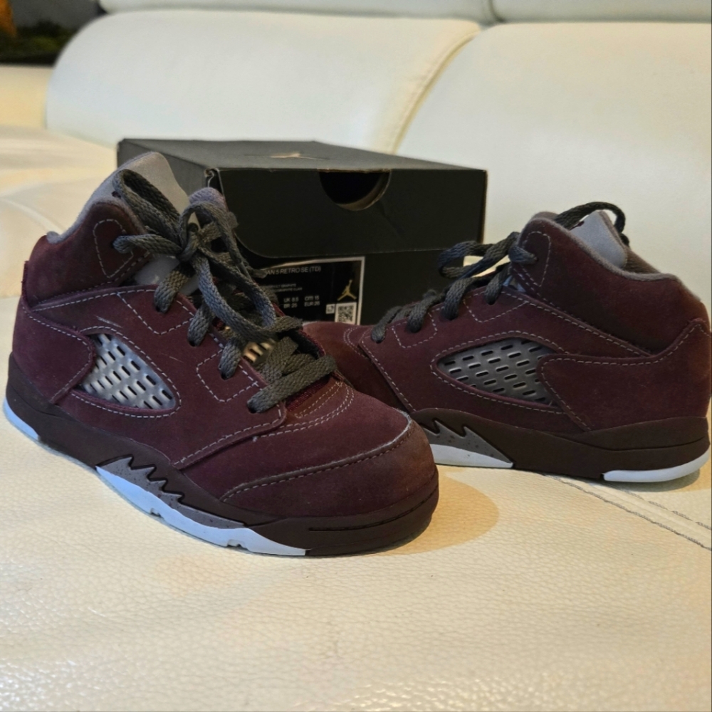 Jordan Sneakers in Burgundy and Black with Sporty Design